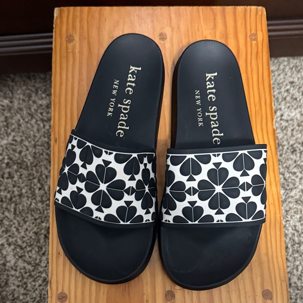 Kate Spade Black and White Spade Pattern Slides - NWOT